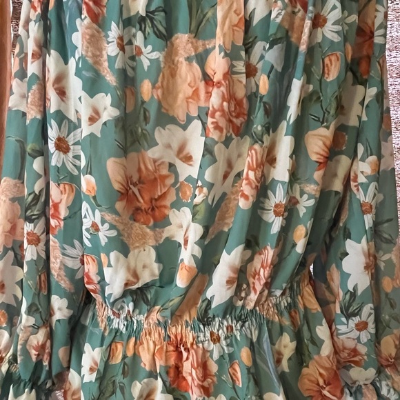 Beautiful sage floral blouse. - Picture 2 of 5